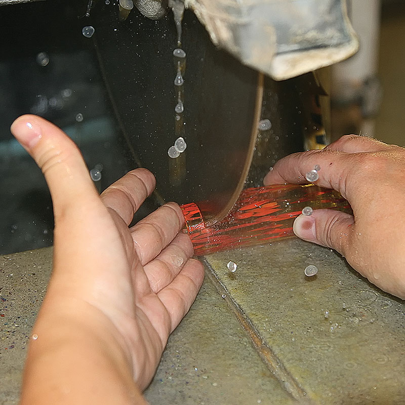 Cutting murrini with a sintered diamond saw blade